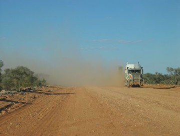 RoadTrain_auf_dem_Plenty_Highway_NT